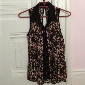 🌸 Button down tank with collar